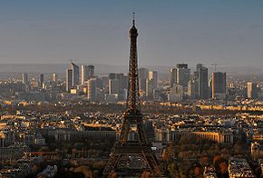 La tour Eiffel (1er plan) et les gratte-ciel de La Défense (arrière-plan) dominent le paysage parisien.